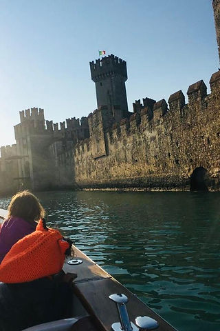 Una barca davanti alle mura del castello di Sirmione.