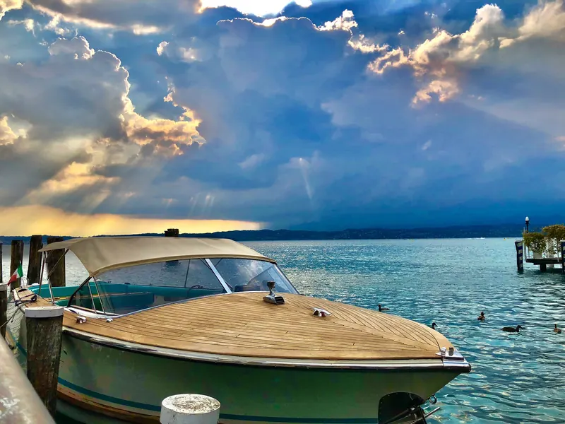 IN MOTOSCAFO SUL LAGO, MA IN MODO ESCLUSIVO!